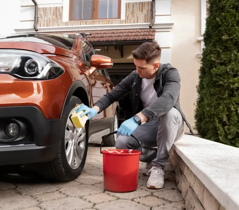 Lavage auto à domicile Saint-Paul-en-Chablais : professionnel intervenant sur un véhicule